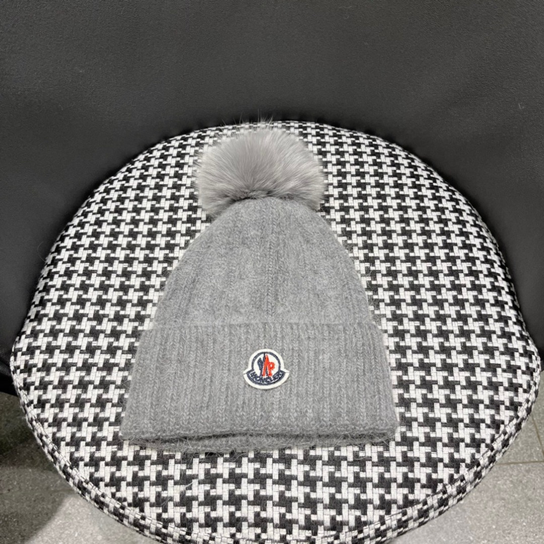  经典蒙口毛线帽
秋冬颜值超高的单品之一
真狐狸毛球 毛质非常紧致有质感！