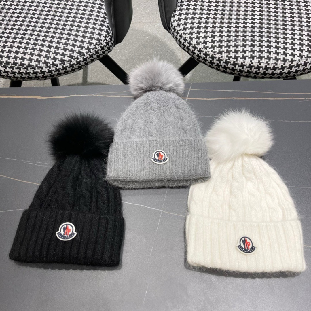  经典蒙口毛线帽
秋冬颜值超高的单品之一
真狐狸毛球 毛质非常紧致有质感！