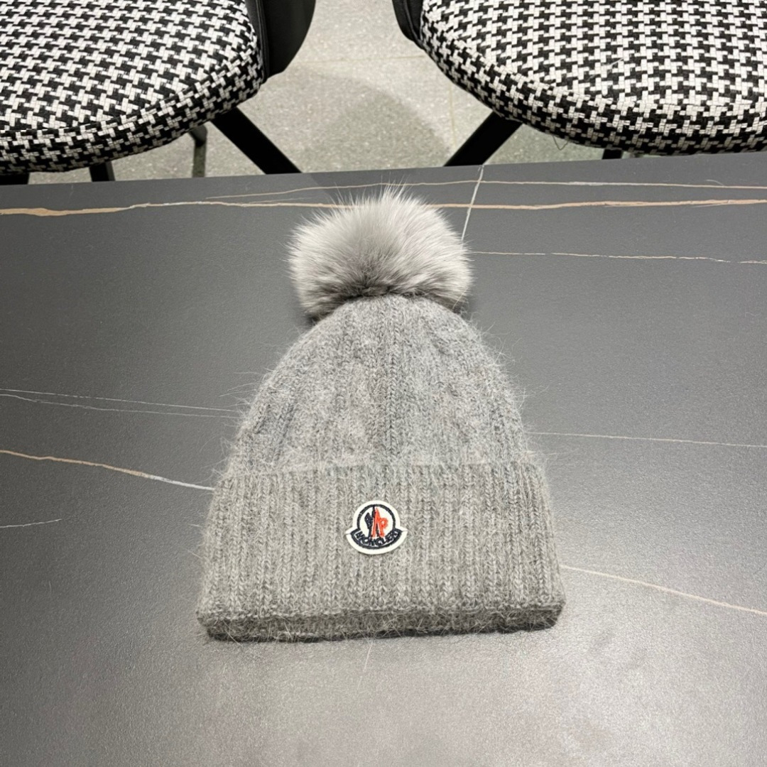  经典蒙口毛线帽
秋冬颜值超高的单品之一
真狐狸毛球 毛质非常紧致有质感！