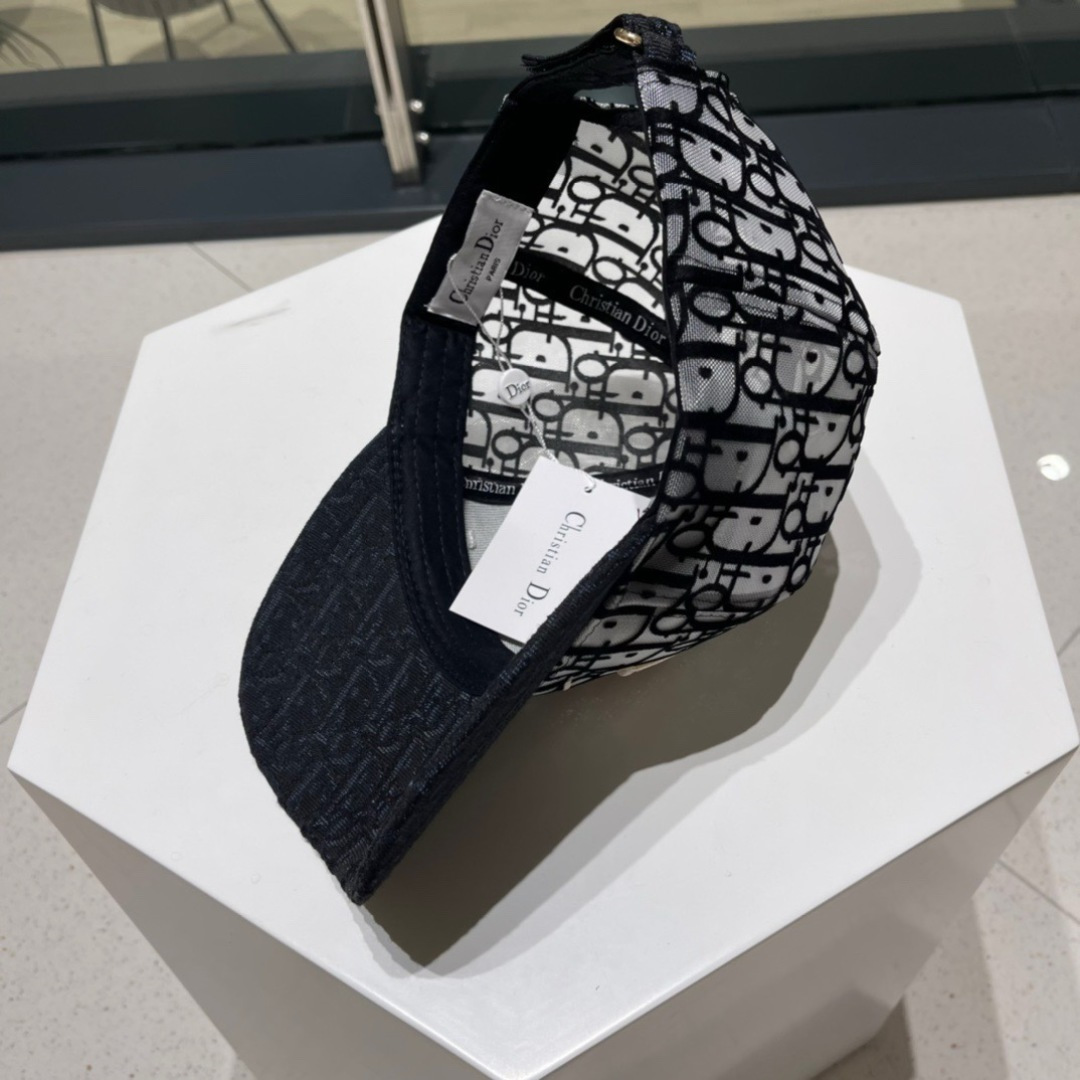  Dior(迪奥)新款原单棒球帽， 精致純也格调很有感觉，很酷很时尚，专柜断货热门，质量超赞