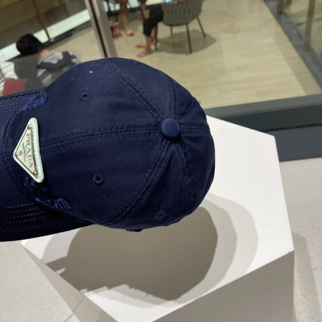  Prada普拉达新款破洞街头风棉布棒球帽，个性时尚款
倒三角标志，休闲带点酷酷的感觉，中性款
男女同款