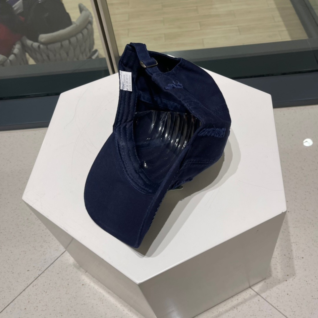  Prada普拉达新款破洞街头风棉布棒球帽，个性时尚款
倒三角标志，休闲带点酷酷的感觉，中性款
男女同款