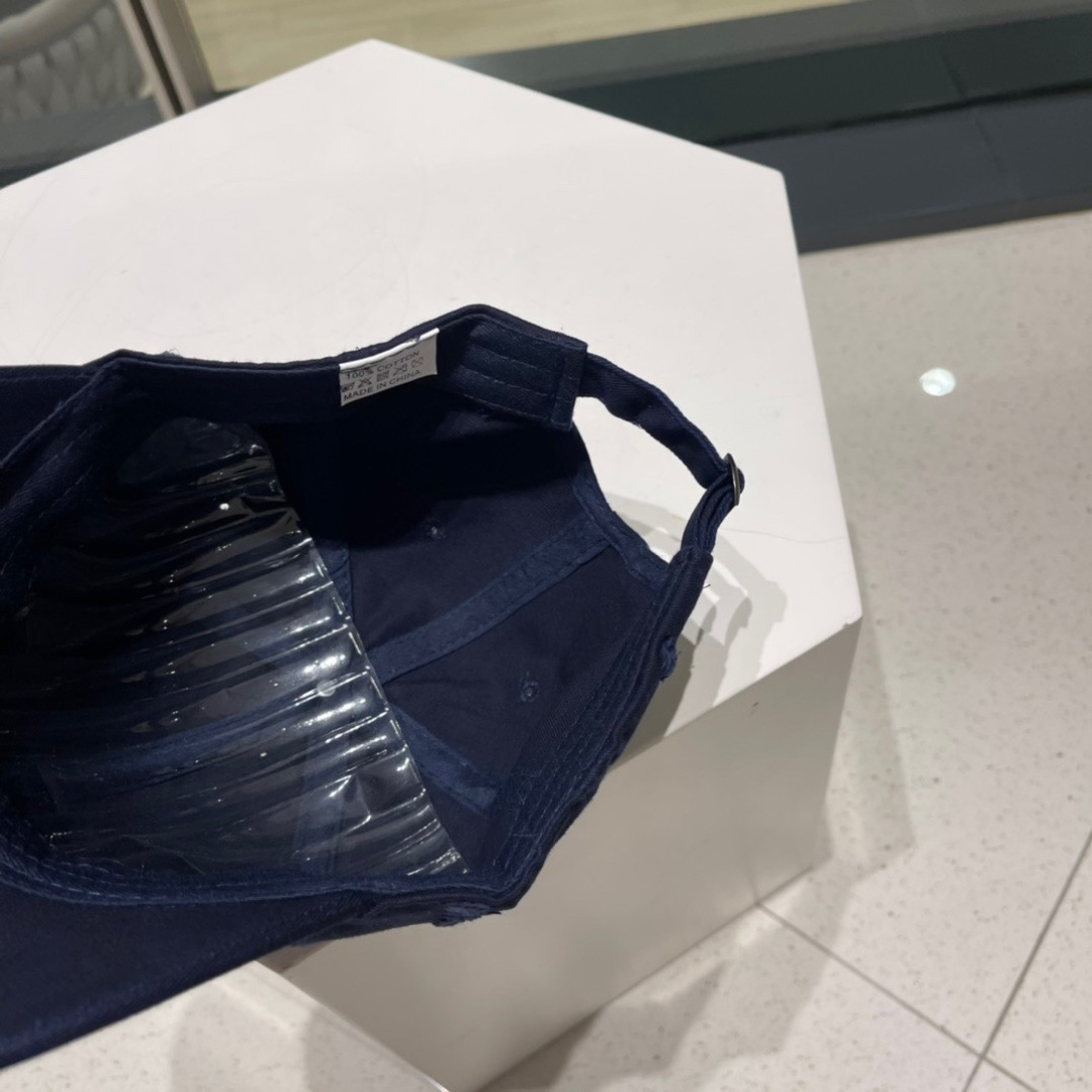  Prada普拉达新款破洞街头风棉布棒球帽，个性时尚款
倒三角标志，休闲带点酷酷的感觉，中性款
男女同款