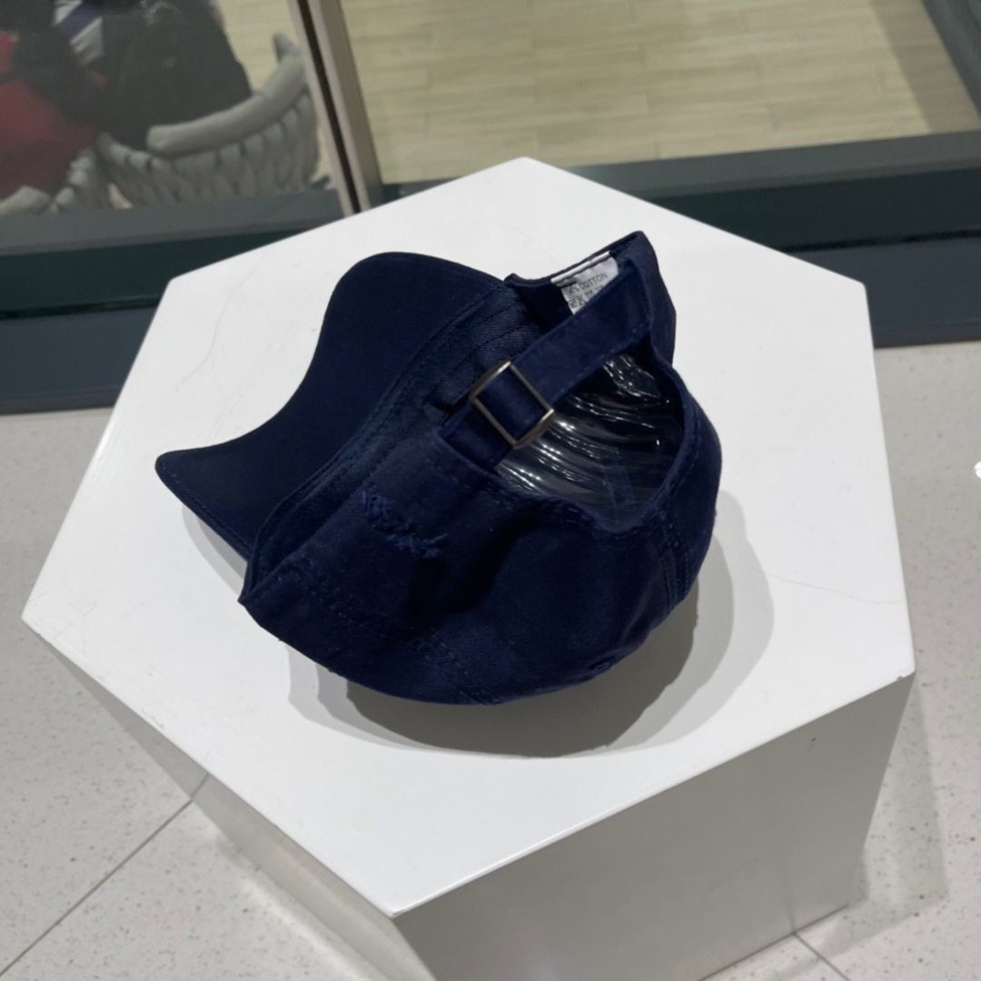  Prada普拉达新款破洞街头风棉布棒球帽，个性时尚款
倒三角标志，休闲带点酷酷的感觉，中性款
男女同款