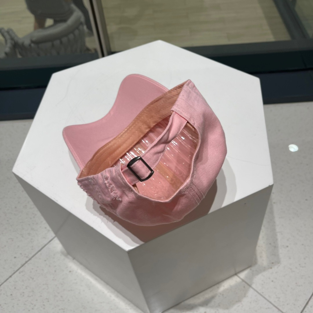  Prada普拉达新款破洞街头风棉布棒球帽，个性时尚款
倒三角标志，休闲带点酷酷的感觉，中性款
男女同款