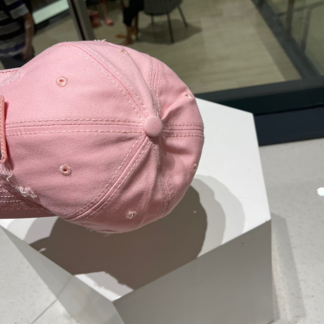  Prada普拉达新款破洞街头风棉布棒球帽，个性时尚款
倒三角标志，休闲带点酷酷的感觉，中性款
男女同款