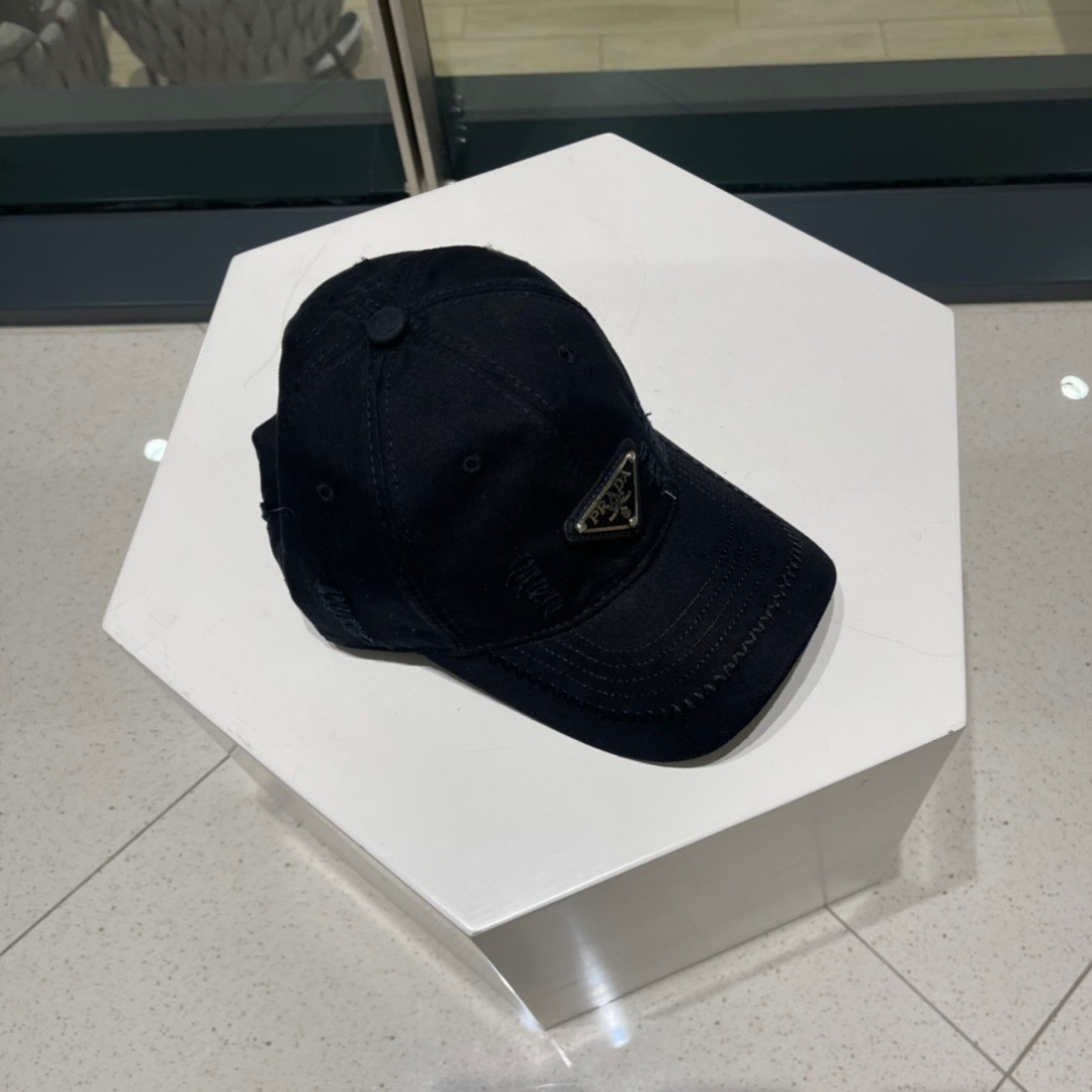  Prada普拉达新款破洞街头风棉布棒球帽，个性时尚款
倒三角标志，休闲带点酷酷的感觉，中性款
男女同款