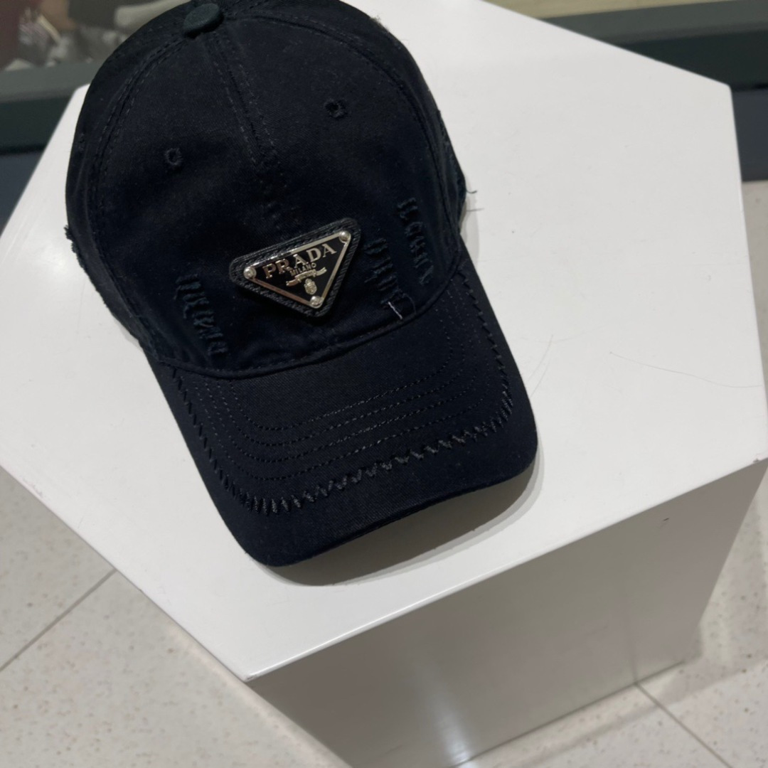  Prada普拉达新款破洞街头风棉布棒球帽，个性时尚款
倒三角标志，休闲带点酷酷的感觉，中性款
男女同款