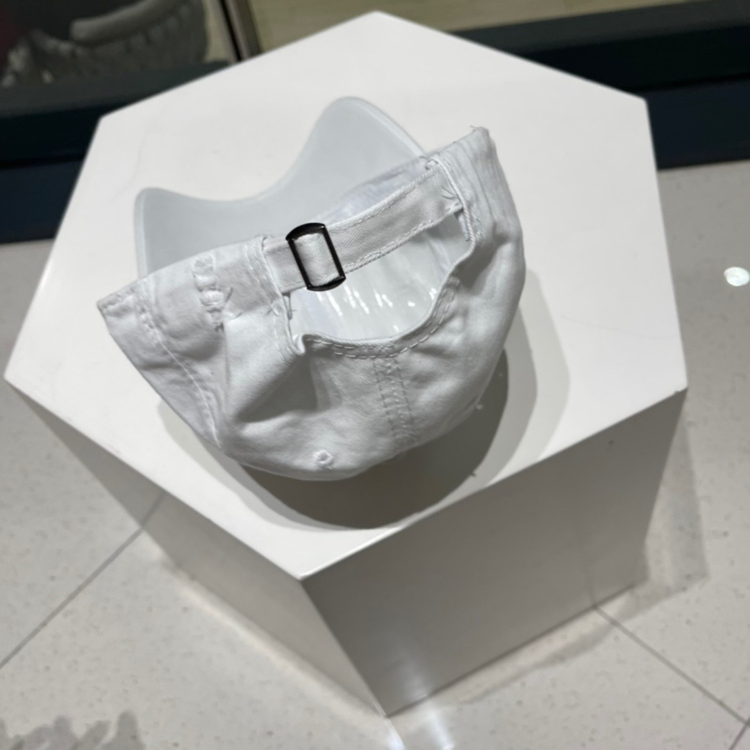  Prada普拉达新款破洞街头风棉布棒球帽，个性时尚款
倒三角标志，休闲带点酷酷的感觉，中性款
男女同款