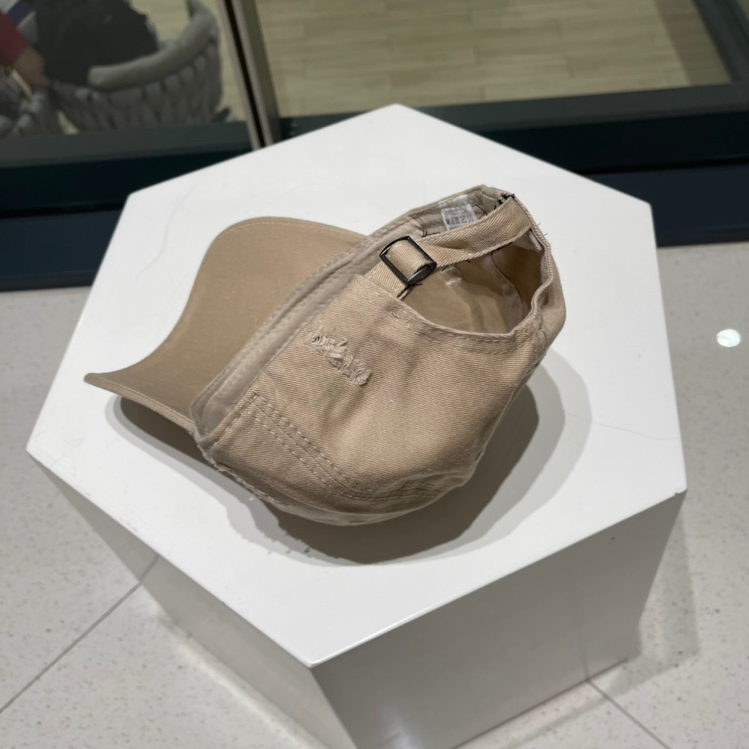  Prada普拉达新款破洞街头风棉布棒球帽，个性时尚款
倒三角标志，休闲带点酷酷的感觉，中性款
男女同款