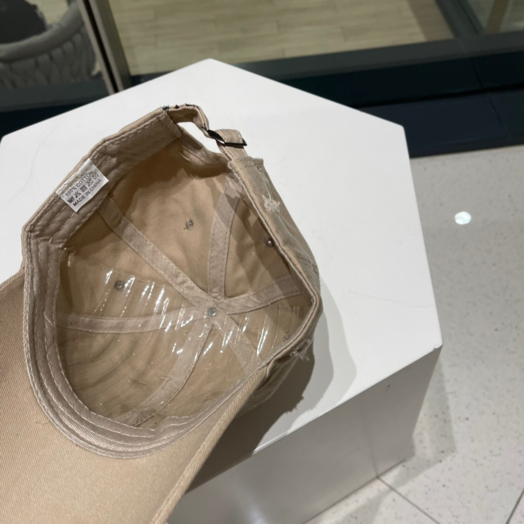  Prada普拉达新款破洞街头风棉布棒球帽，个性时尚款
倒三角标志，休闲带点酷酷的感觉，中性款
男女同款