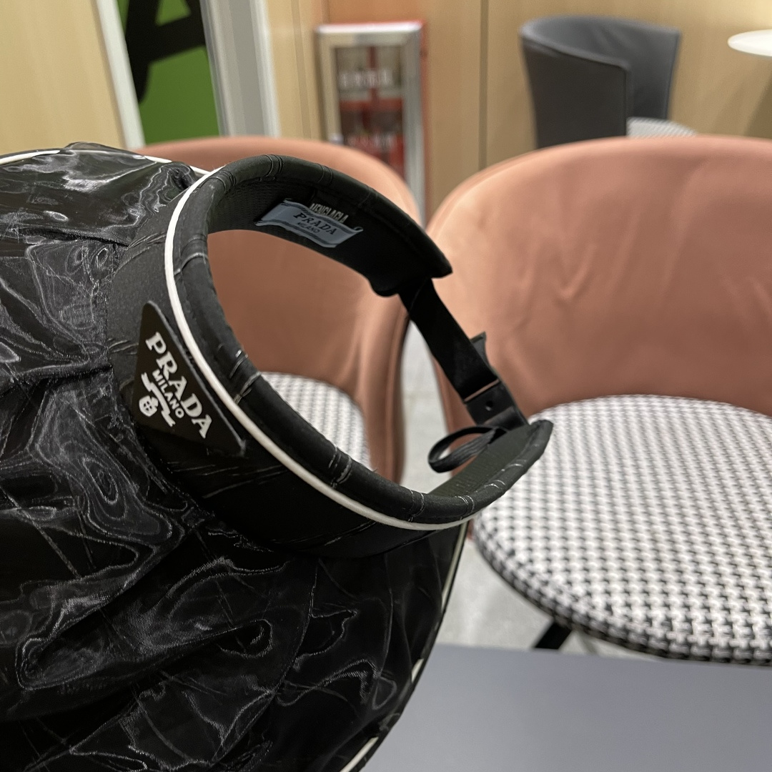  PRADA普拉达 2025春夏新款遮阳草帽帽，彩色波浪空顶遮阳帽，防嗮遮阳帽，可折叠，头围57cm，