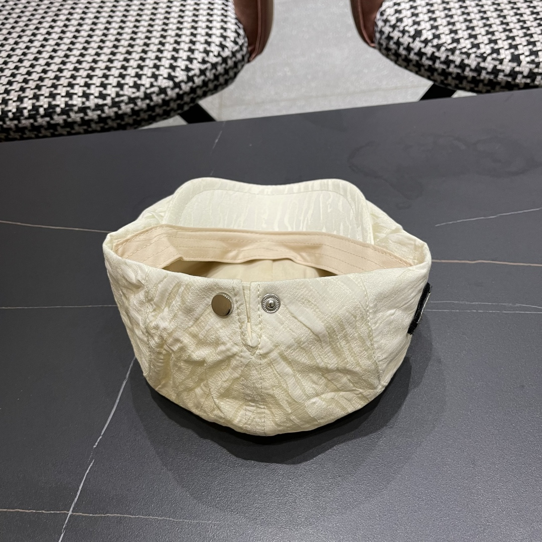  普拉达2025春夏轻薄透气前进帽时尚复古鸭舌帽
子休闲百搭复古帽子遮阳显脸小