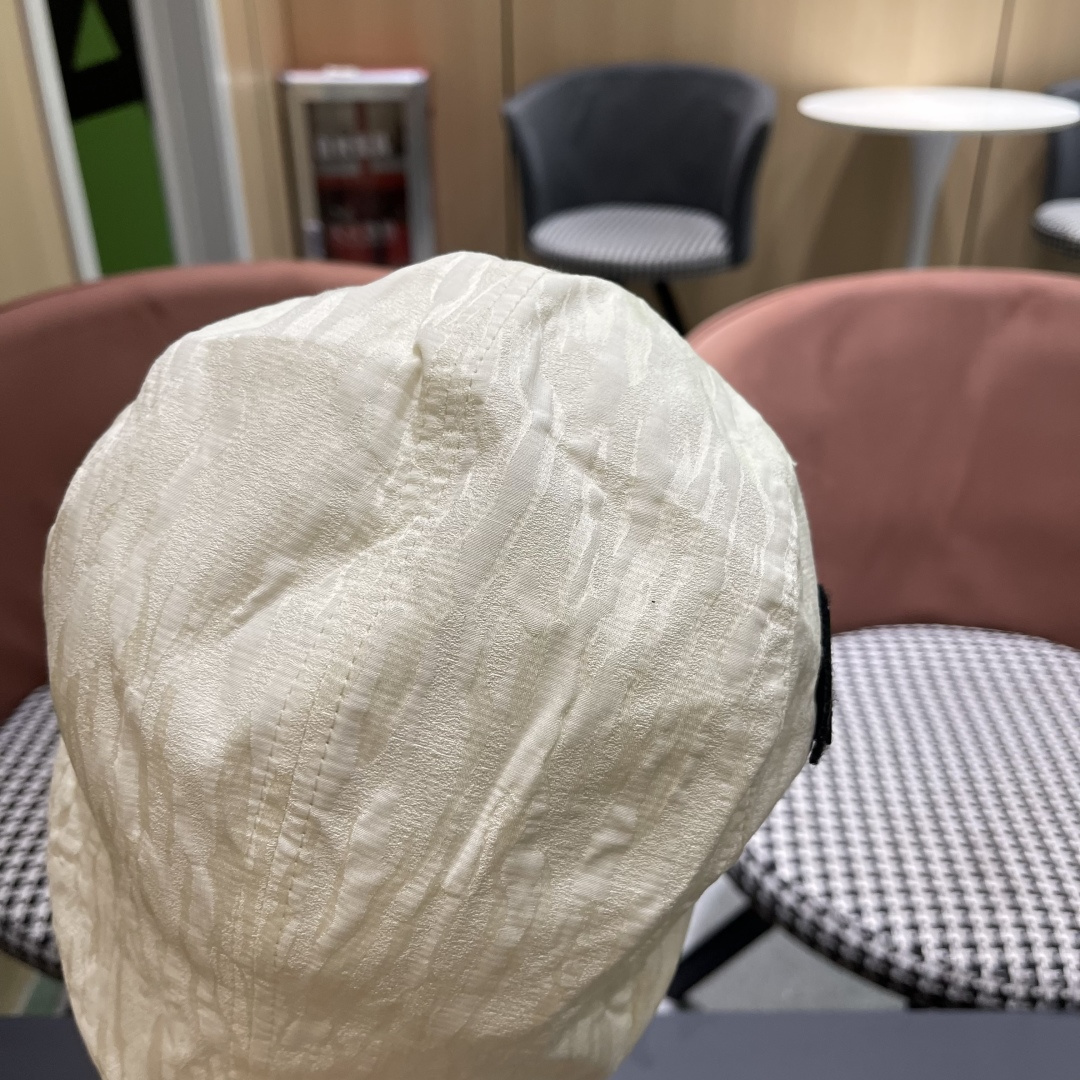  普拉达2025春夏轻薄透气前进帽时尚复古鸭舌帽
子休闲百搭复古帽子遮阳显脸小