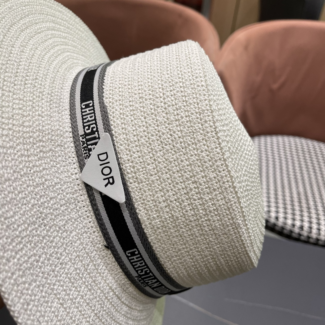  Dior迪奥 2025网红同款田园风拉菲草帽女复古镂空毛边大檐透气
网眼防晒沙滩帽潮