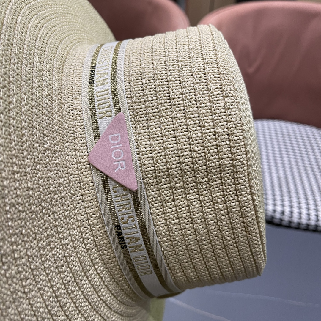  Dior迪奥 2025网红同款田园风拉菲草帽女复古镂空毛边大檐透气
网眼防晒沙滩帽潮