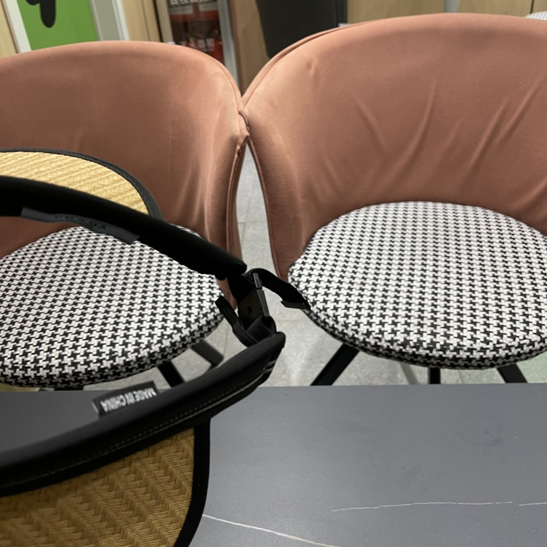  Prada普拉达 防晒帽子女夏季遮脸大帽檐空顶
遮阳帽骑车遮阳帽