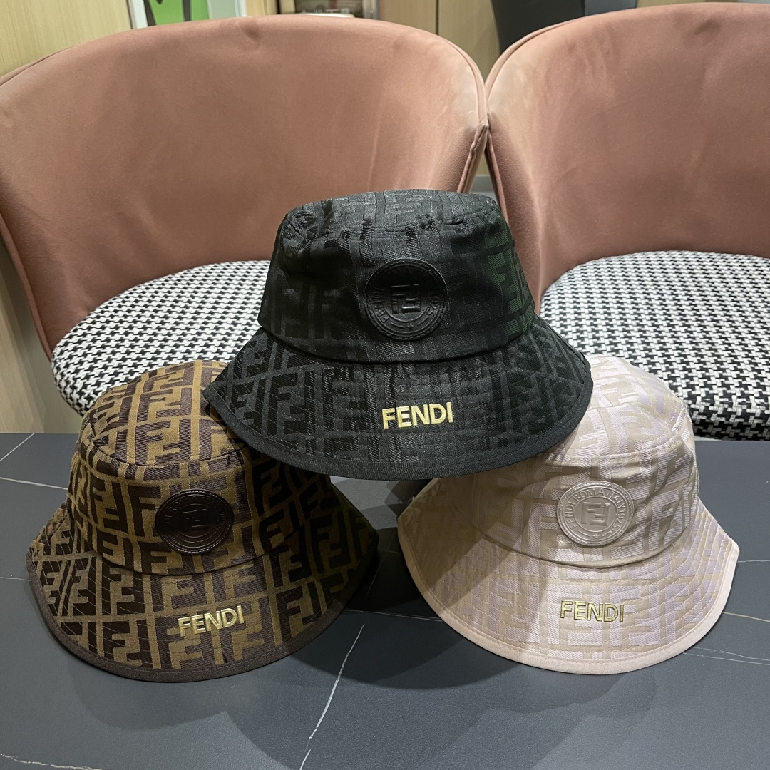  FENDI 芬迪 老花字母渔夫帽，FD的老花渔夫帽真的很洋气，超火爆的渔夫帽，看到收的爆款 时尚百搭 