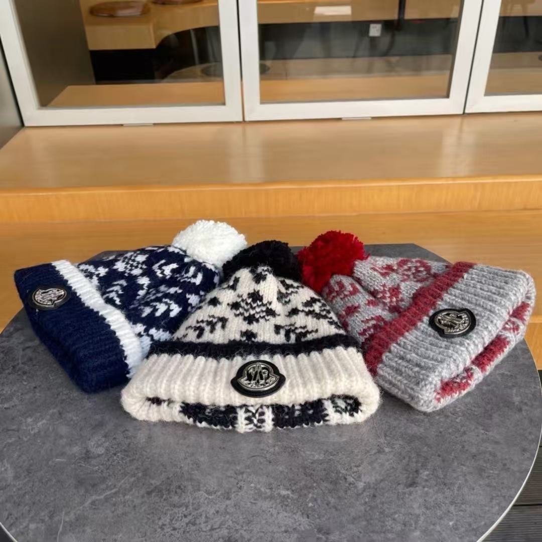 。Moncler蒙口，韩版加绒针织毛线帽，毛球可爱提花撞色时尚女秋冬大头围护耳保暖显脸小
