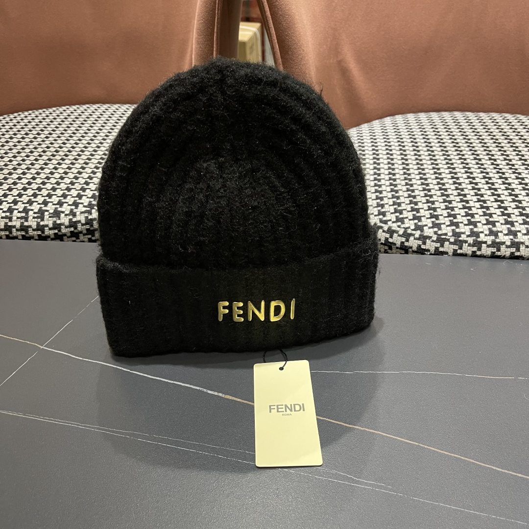  芬迪FENDI 秋冬官网最新针织帽💓弹性很好💓有质感又非常百搭的款式~保暖的  羊羔毛线帽，均码有弹性