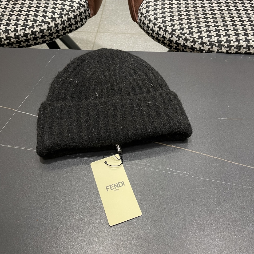  芬迪FENDI 秋冬官网最新针织帽💓弹性很好💓有质感又非常百搭的款式~保暖的  羊羔毛线帽，均码有弹性