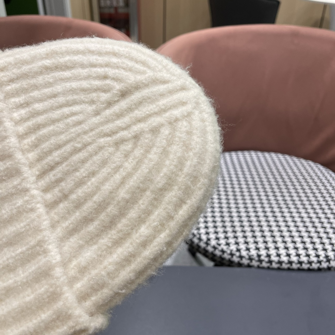  芬迪FENDI 秋冬官网最新针织帽💓弹性很好💓有质感又非常百搭的款式~保暖的  羊羔毛线帽，均码有弹性