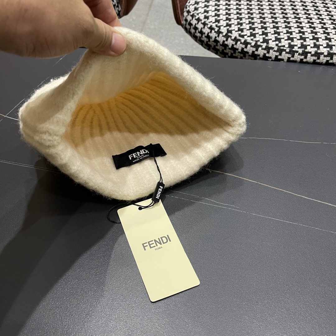  芬迪FENDI 秋冬官网最新针织帽💓弹性很好💓有质感又非常百搭的款式~保暖的  羊羔毛线帽，均码有弹性