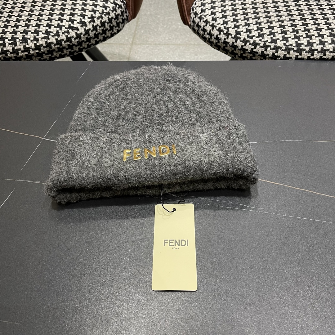  芬迪FENDI 秋冬官网最新针织帽💓弹性很好💓有质感又非常百搭的款式~保暖的  羊羔毛线帽，均码有弹性