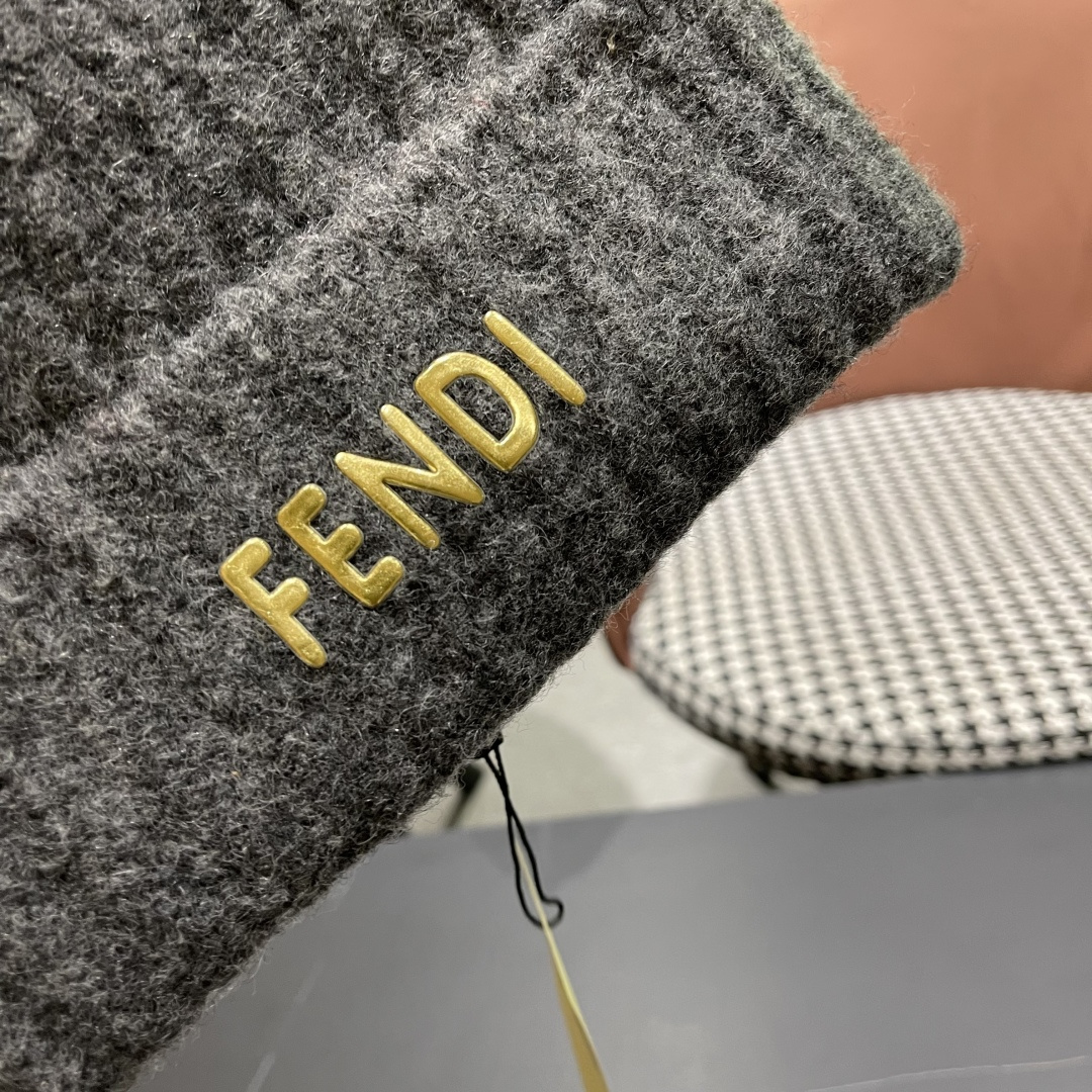  芬迪FENDI 秋冬官网最新针织帽💓弹性很好💓有质感又非常百搭的款式~保暖的  羊羔毛线帽，均码有弹性