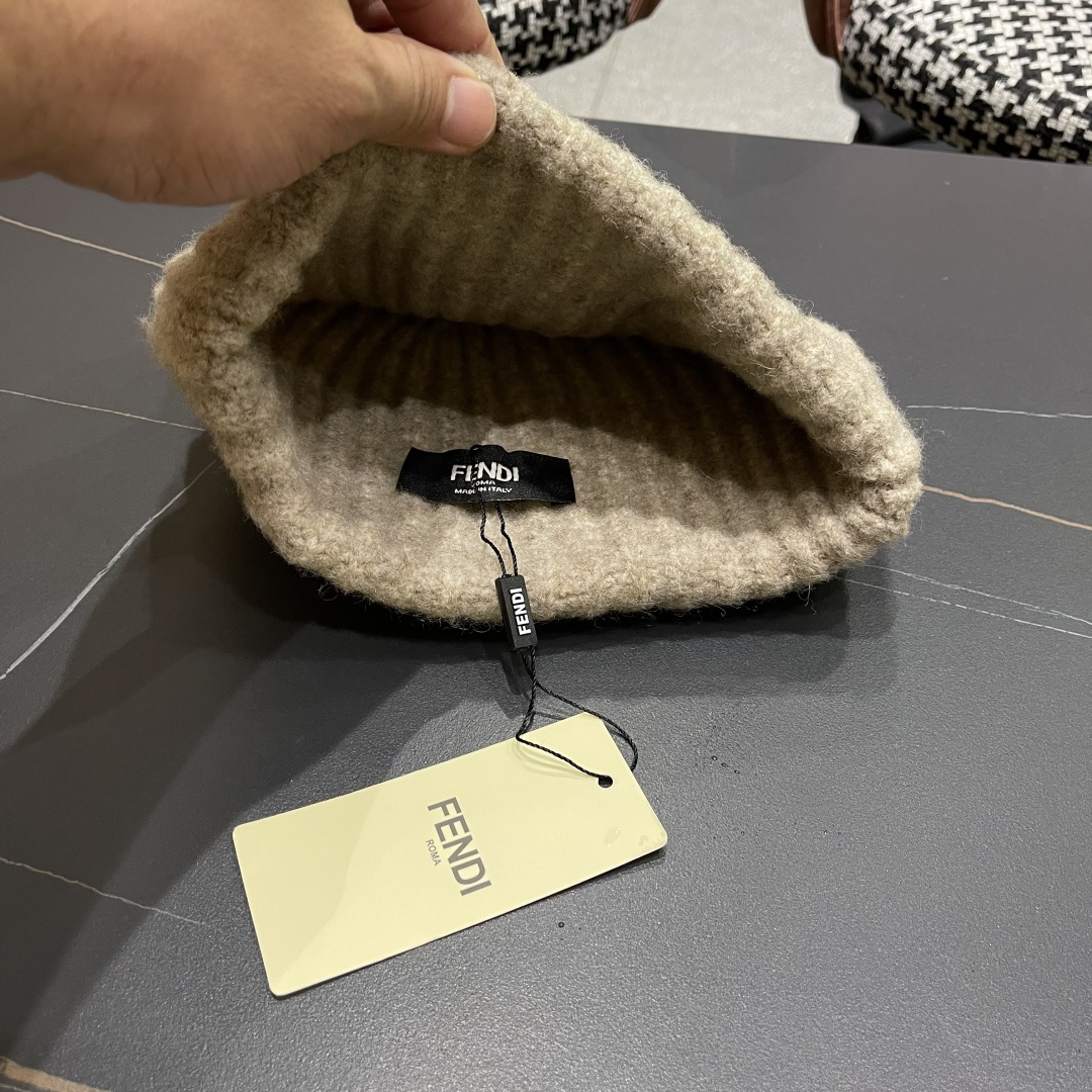  芬迪FENDI 秋冬官网最新针织帽💓弹性很好💓有质感又非常百搭的款式~保暖的  羊羔毛线帽，均码有弹性
