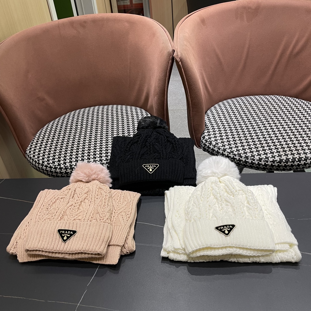 🌹普拉达两件套PRADA😘爆款帽子围巾套装💗保暖又时尚😱70%羊绒➕30%兔绒😋真狐狸毛球潮流在线！[爱