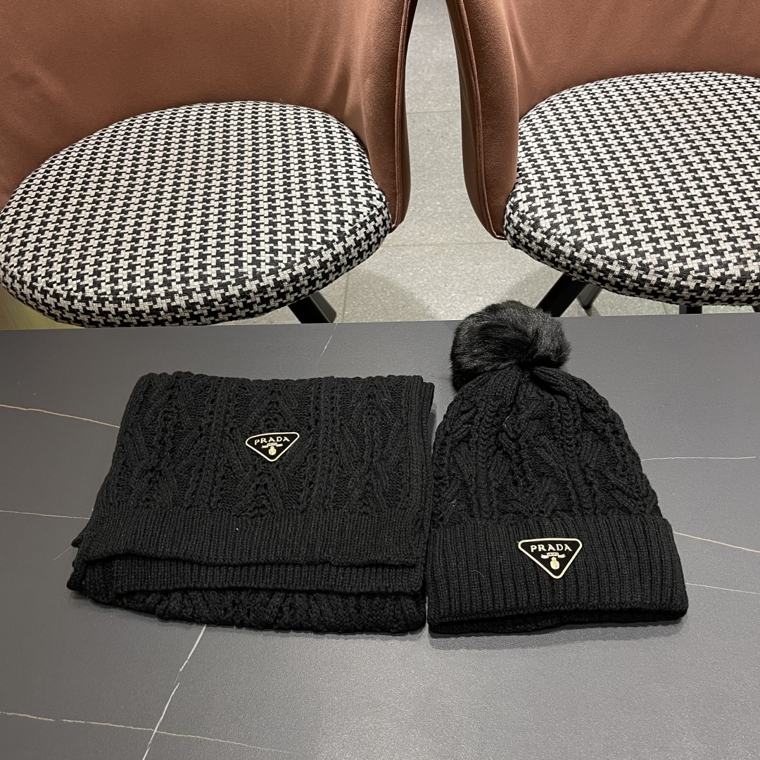🌹普拉达两件套PRADA😘爆款帽子围巾套装💗保暖又时尚😱70%羊绒➕30%兔绒😋真狐狸毛球潮流在线！[爱