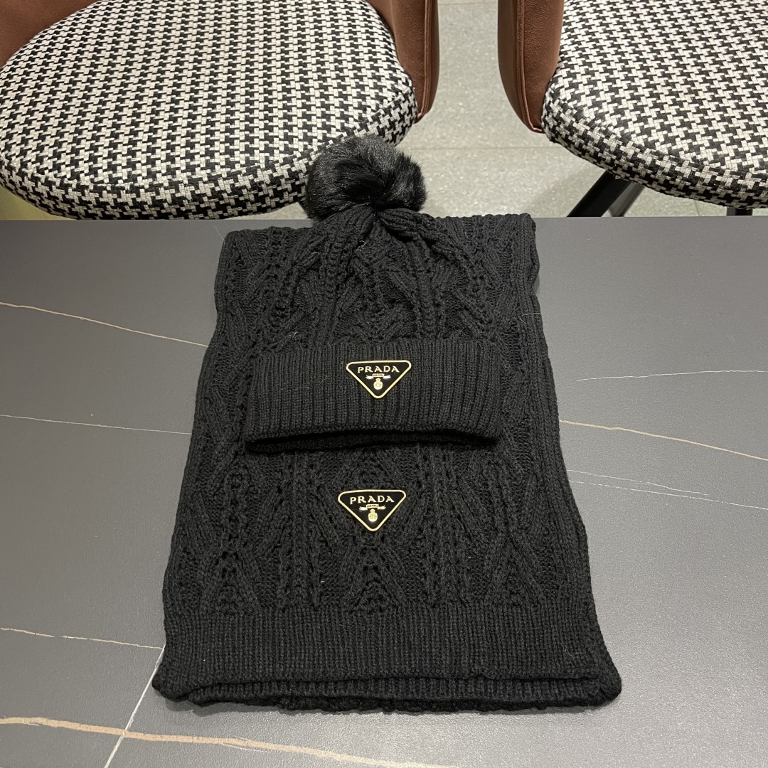 🌹普拉达两件套PRADA😘爆款帽子围巾套装💗保暖又时尚😱70%羊绒➕30%兔绒😋真狐狸毛球潮流在线！[爱