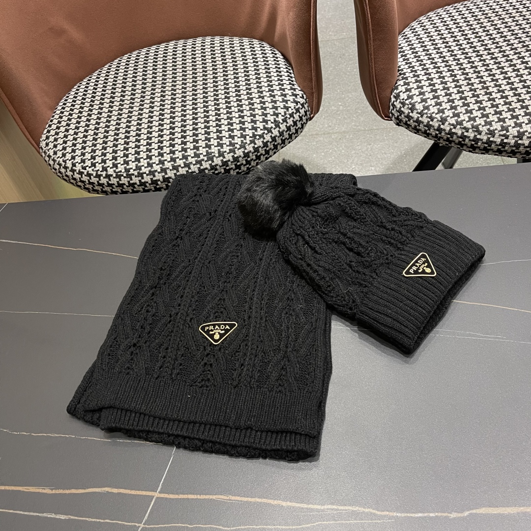 🌹普拉达两件套PRADA😘爆款帽子围巾套装💗保暖又时尚😱70%羊绒➕30%兔绒😋真狐狸毛球潮流在线！[爱