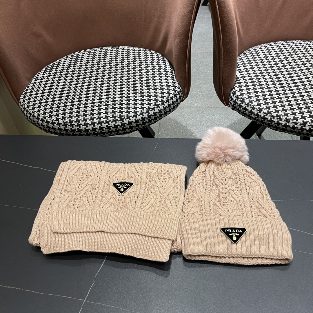 🌹普拉达两件套PRADA😘爆款帽子围巾套装💗保暖又时尚😱70%羊绒➕30%兔绒😋真狐狸毛球潮流在线！[爱