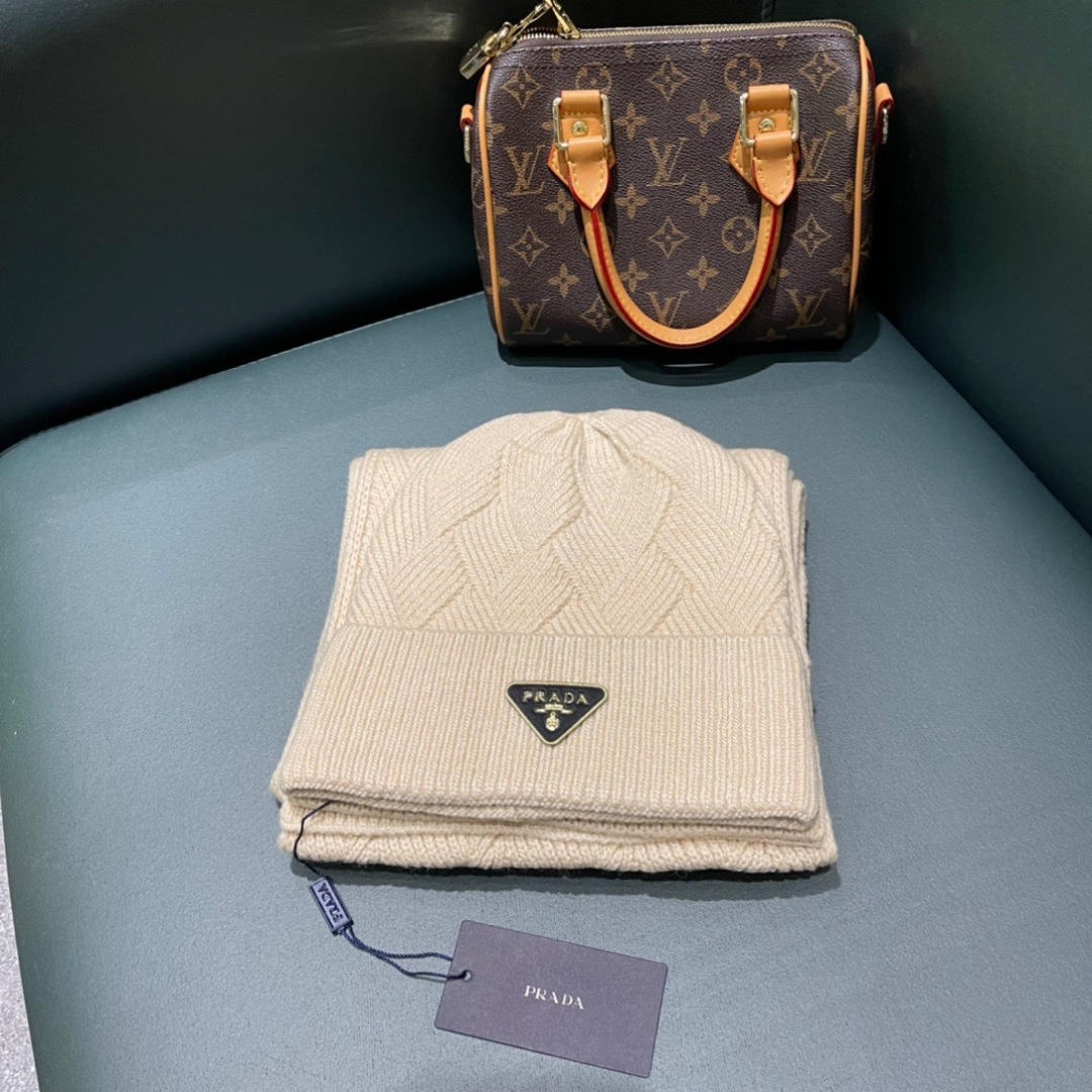 NO:532713,Prada PRADA Classic Set Hat!  Hat scarf!  Cashmere Rabbit Fur quality!  It’s super comfortable~ You’re just a short set of hats this winter~ It’s warm and fashionable!  Universal style for men and women! Can be used as a couple style!  Complete anti-counterfeiting label hanging cards!  Many styles, welcome to choose!! Sets, sets, prada, prada, hats19860909普拉达PRADA经典套装帽子！帽子围巾！羊绒兔绒品质！暖暖哒超级舒服～这个冬天你就差这么一套套装帽子啦～又保暖又时尚！男女通用款!可以做情侣款！防伪标签吊卡齐全！多多款式,欢迎选择!!套装,套装,prada,prada,hats,accessory
