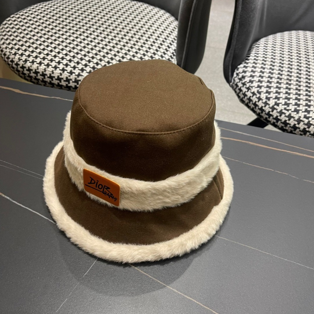 Dior迪奥2025秋冬款加厚羊羔毛渔夫帽子女休闲百搭显瘦平顶帽时尚盆帽