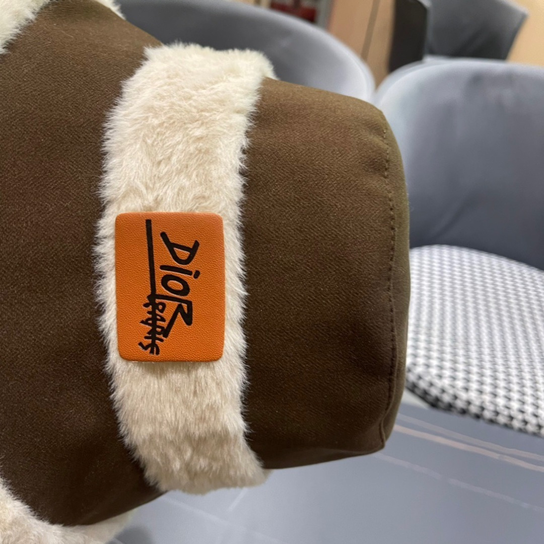 Dior迪奥2025秋冬款加厚羊羔毛渔夫帽子女休闲百搭显瘦平顶帽时尚盆帽