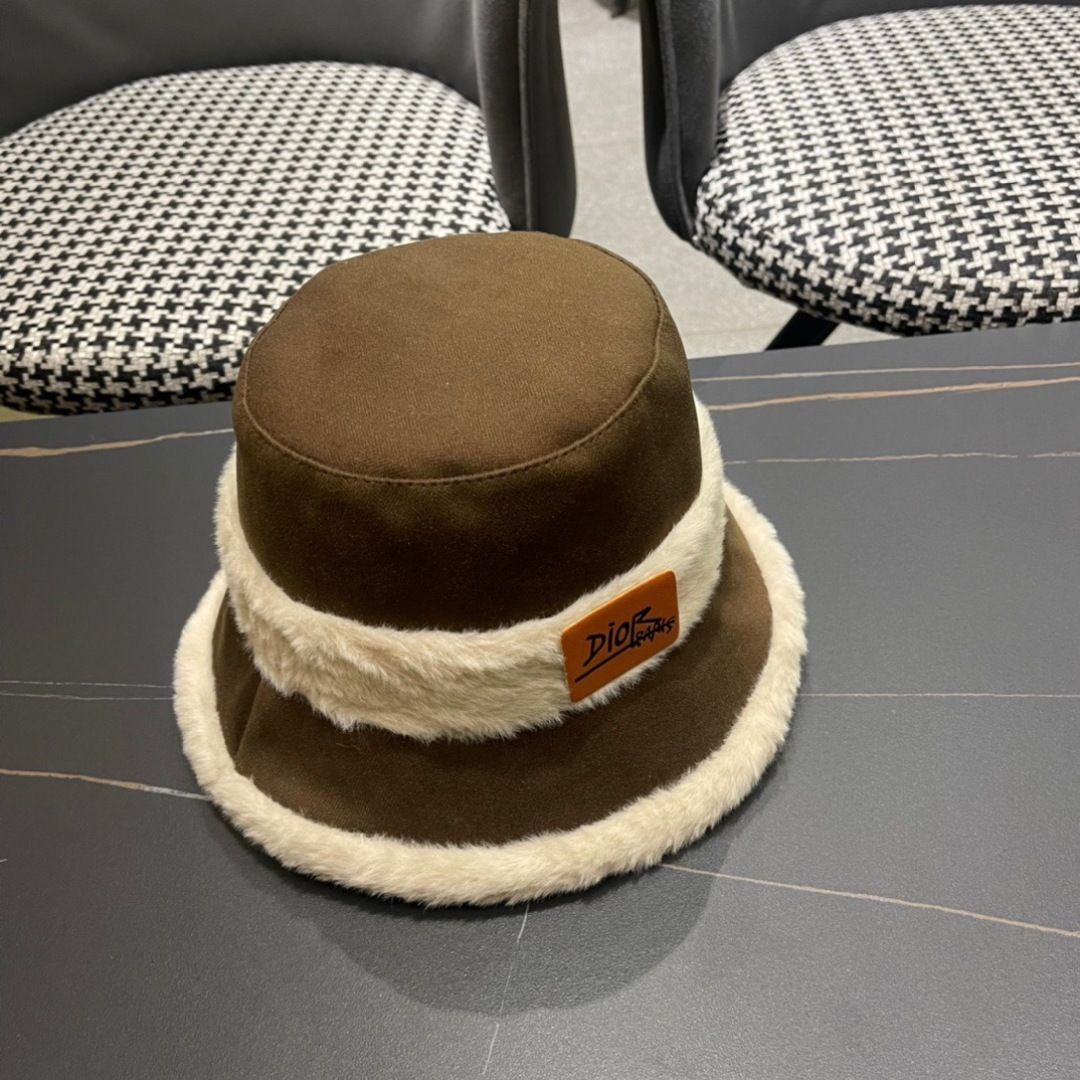 Dior迪奥2025秋冬款加厚羊羔毛渔夫帽子女休闲百搭显瘦平顶帽时尚盆帽
