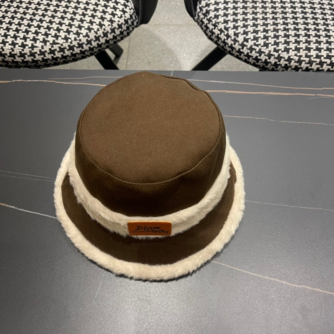 Dior迪奥2025秋冬款加厚羊羔毛渔夫帽子女休闲百搭显瘦平顶帽时尚盆帽