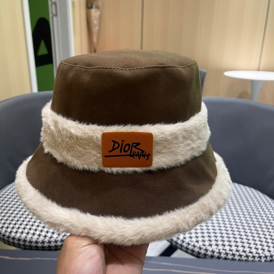 Dior迪奥2025秋冬款加厚羊羔毛渔夫帽子女休闲百搭显瘦平顶帽时尚盆帽