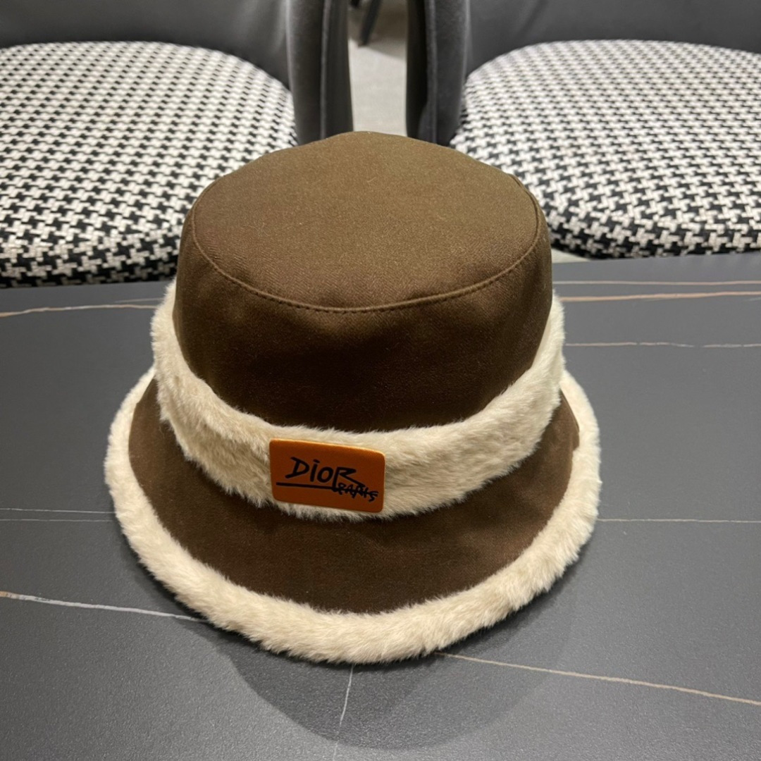 Dior迪奥2025秋冬款加厚羊羔毛渔夫帽子女休闲百搭显瘦平顶帽时尚盆帽