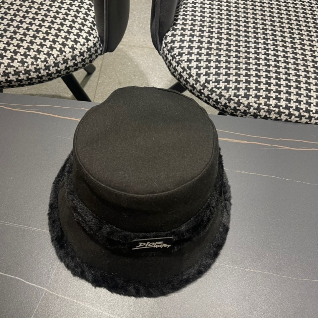 Dior迪奥2025秋冬款加厚羊羔毛渔夫帽子女休闲百搭显瘦平顶帽时尚盆帽