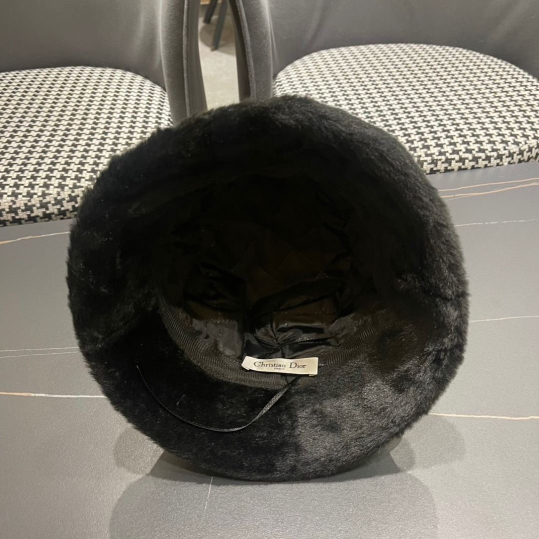 Dior迪奥2025秋冬款加厚羊羔毛渔夫帽子女休闲百搭显瘦平顶帽时尚盆帽