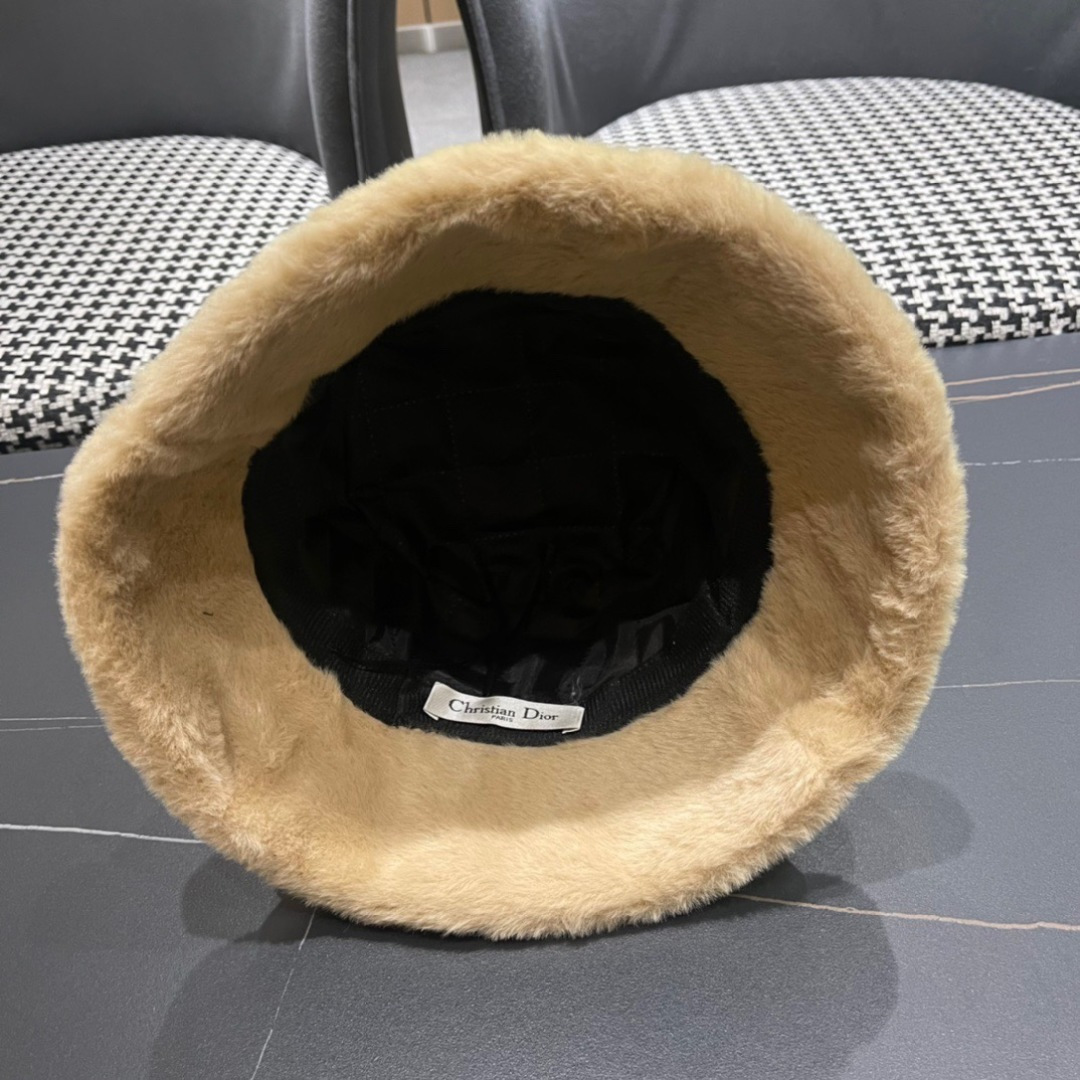 Dior迪奥2025秋冬款加厚羊羔毛渔夫帽子女休闲百搭显瘦平顶帽时尚盆帽
