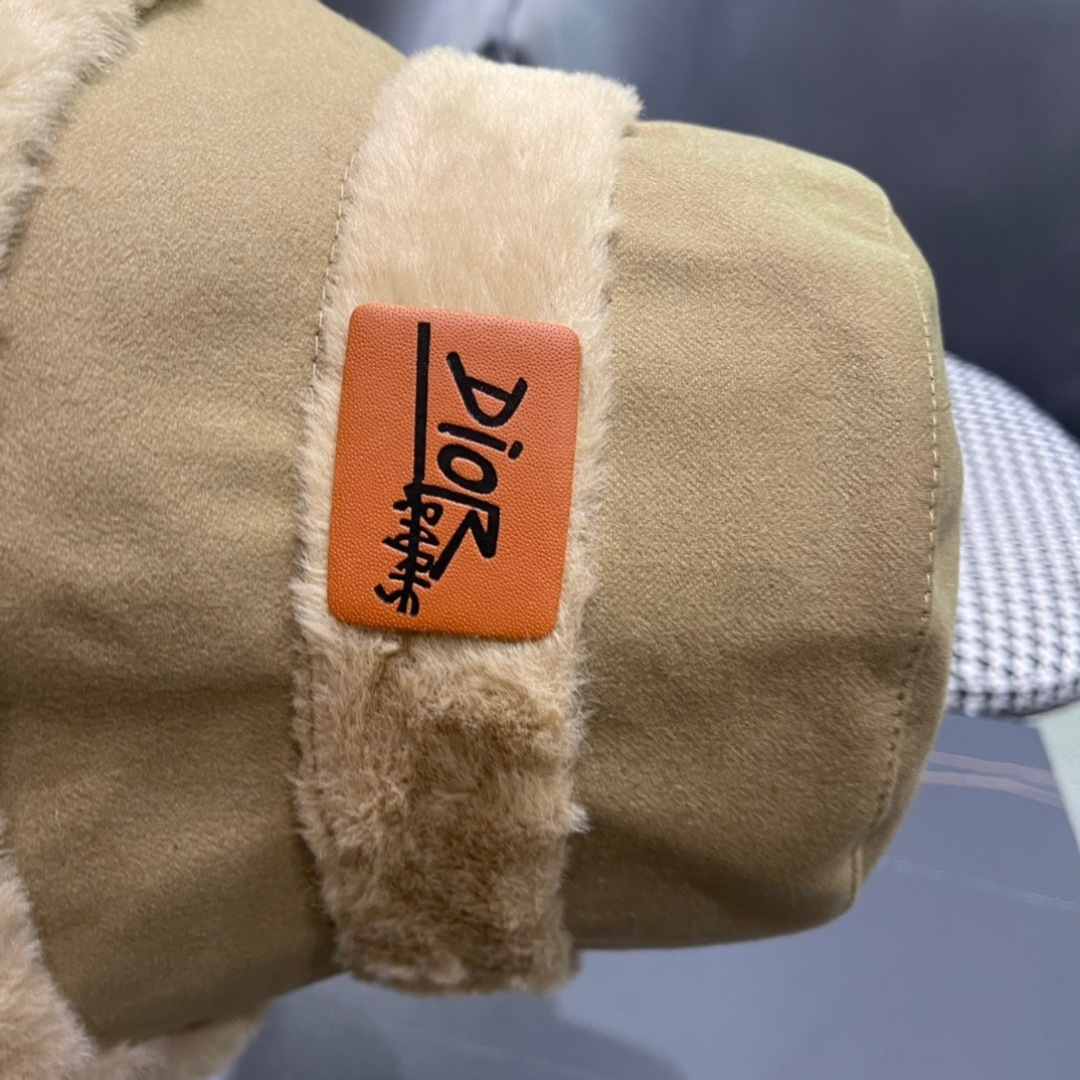 Dior迪奥2025秋冬款加厚羊羔毛渔夫帽子女休闲百搭显瘦平顶帽时尚盆帽