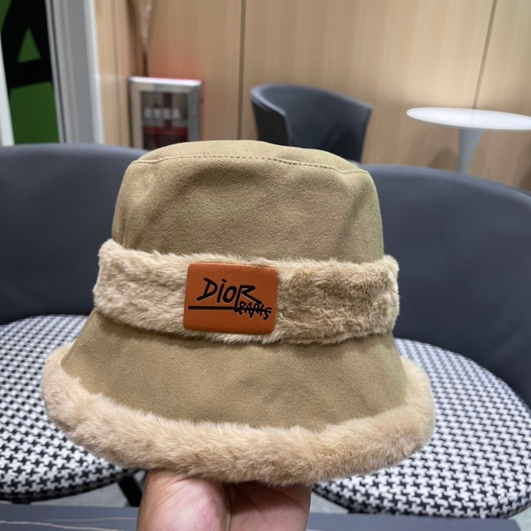 Dior迪奥2025秋冬款加厚羊羔毛渔夫帽子女休闲百搭显瘦平顶帽时尚盆帽