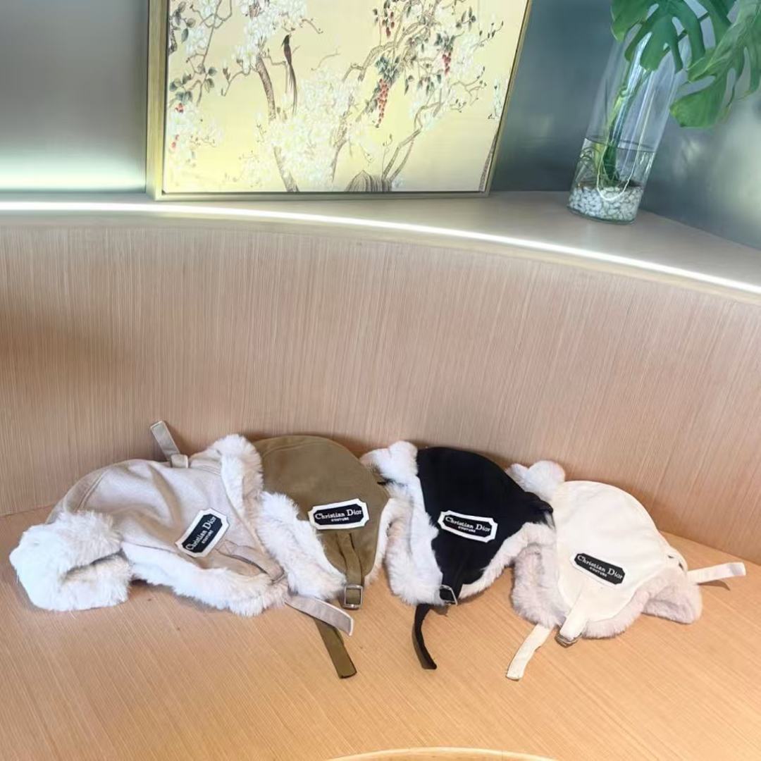 DIOR迪奥 2024麂皮绒加绒雷锋帽子女防风防寒东北帽百搭加厚骑行护耳帽飞行帽子