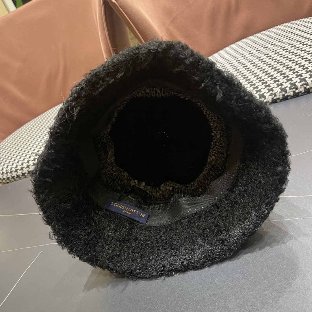 Lv路易威登 2025新款彩色条纹泰迪绒渔夫帽女秋冬季舒适休闲保暖护耳显脸小水桶帽