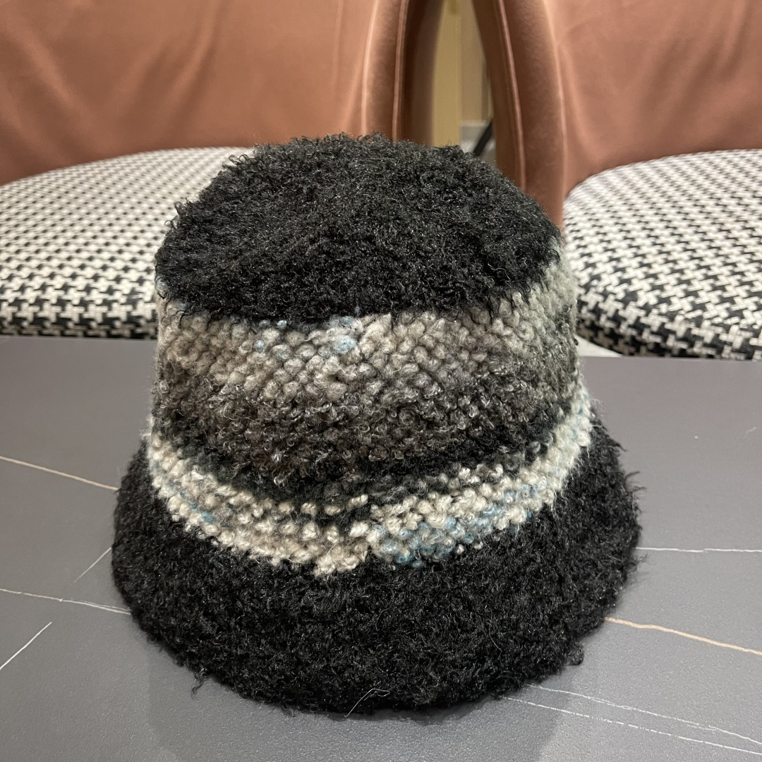 Lv路易威登 2025新款彩色条纹泰迪绒渔夫帽女秋冬季舒适休闲保暖护耳显脸小水桶帽